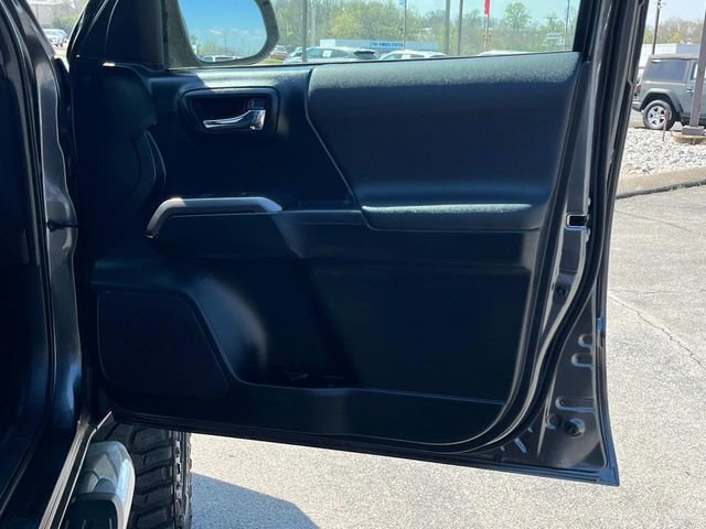 Used 2017 Toyota Tacoma TRD Sport image 10