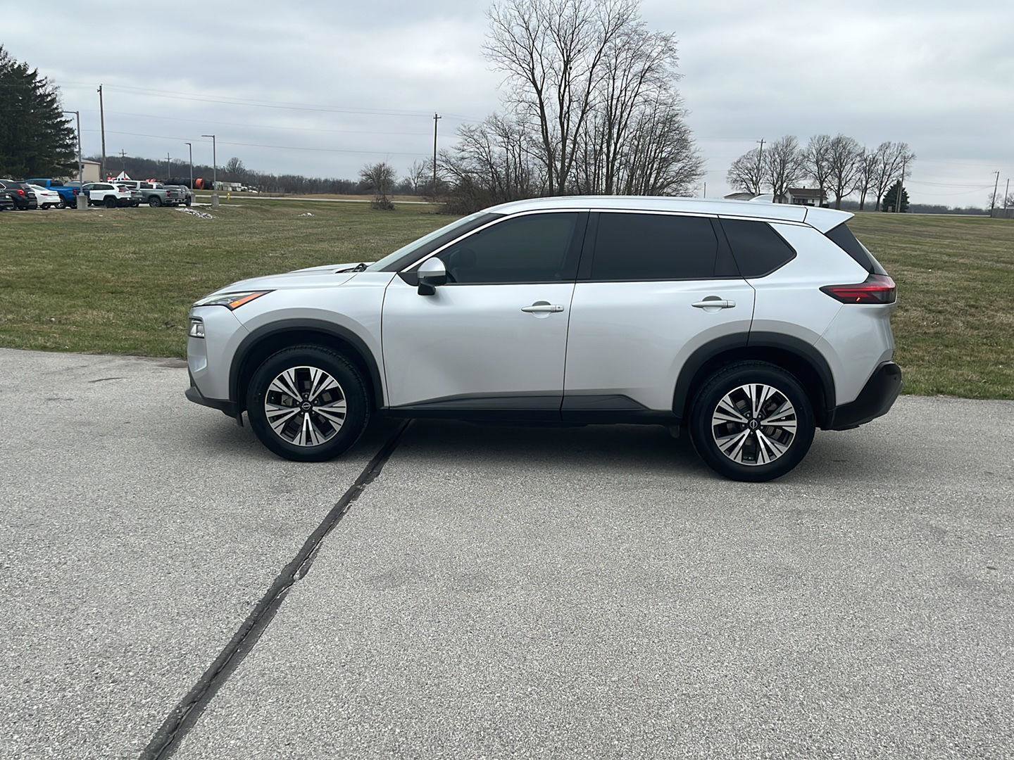 Used 2022 Nissan Rogue SV image 2