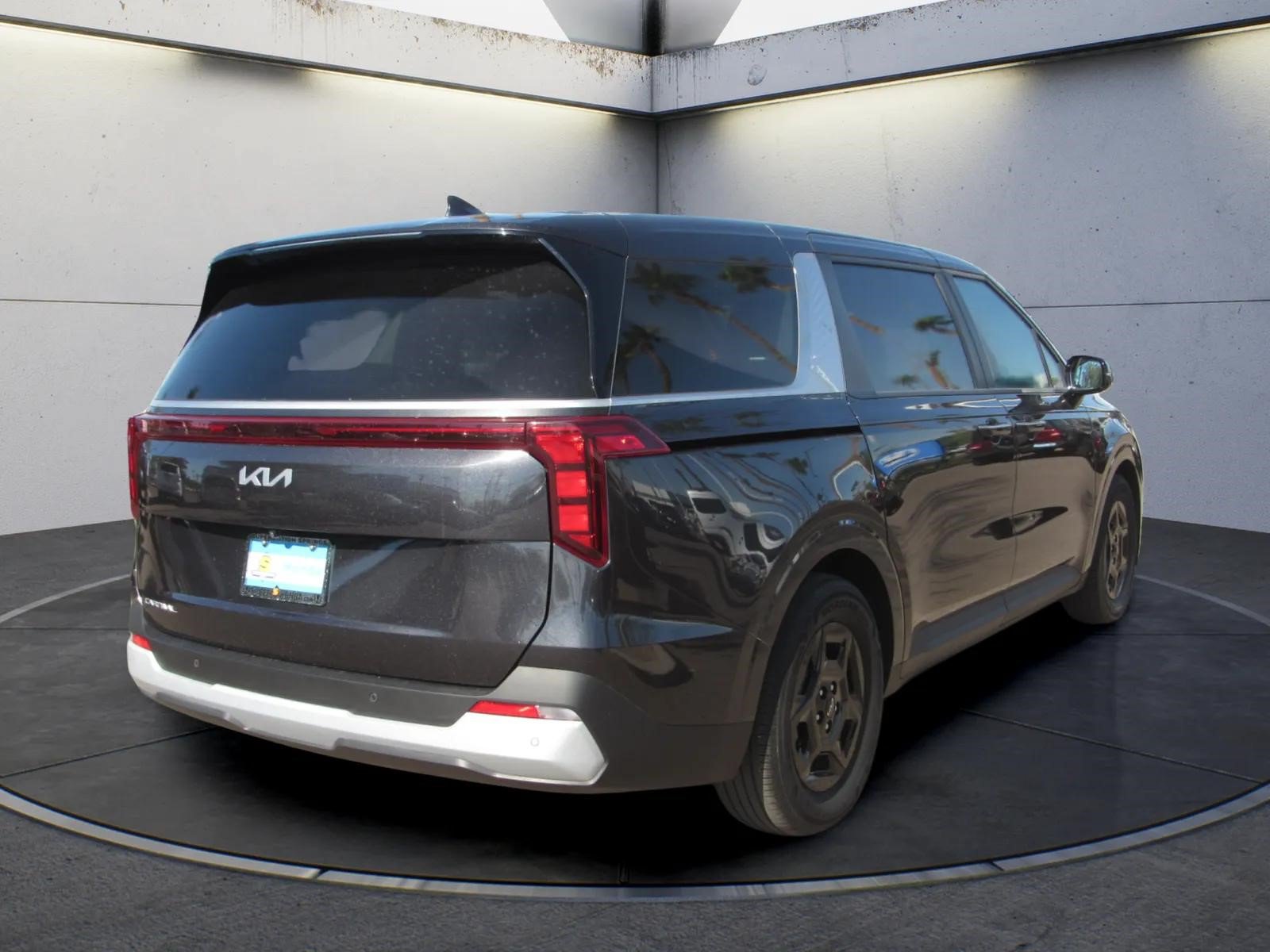 Used 2025 Kia Carnival FWD image 5