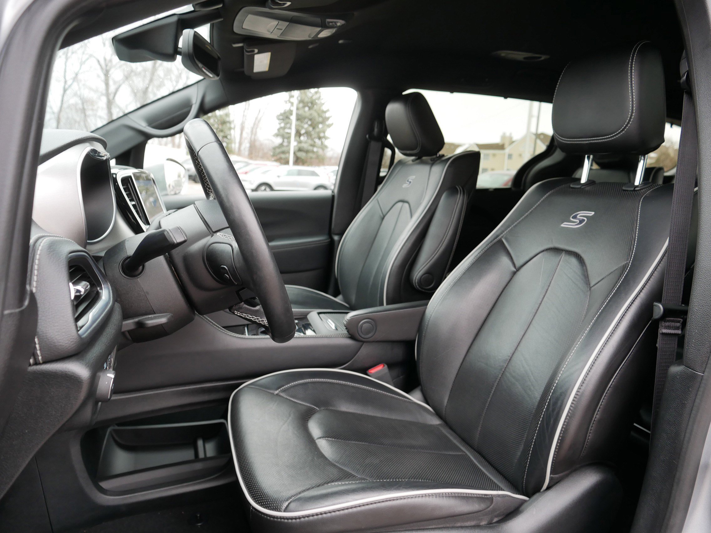 Used 2021 Chrysler Pacifica Limited w/ Uconnect Theater Family Group image 33