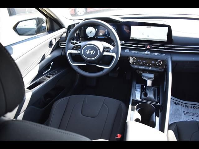 Certified 2025 Hyundai Elantra SEL FWD image 4