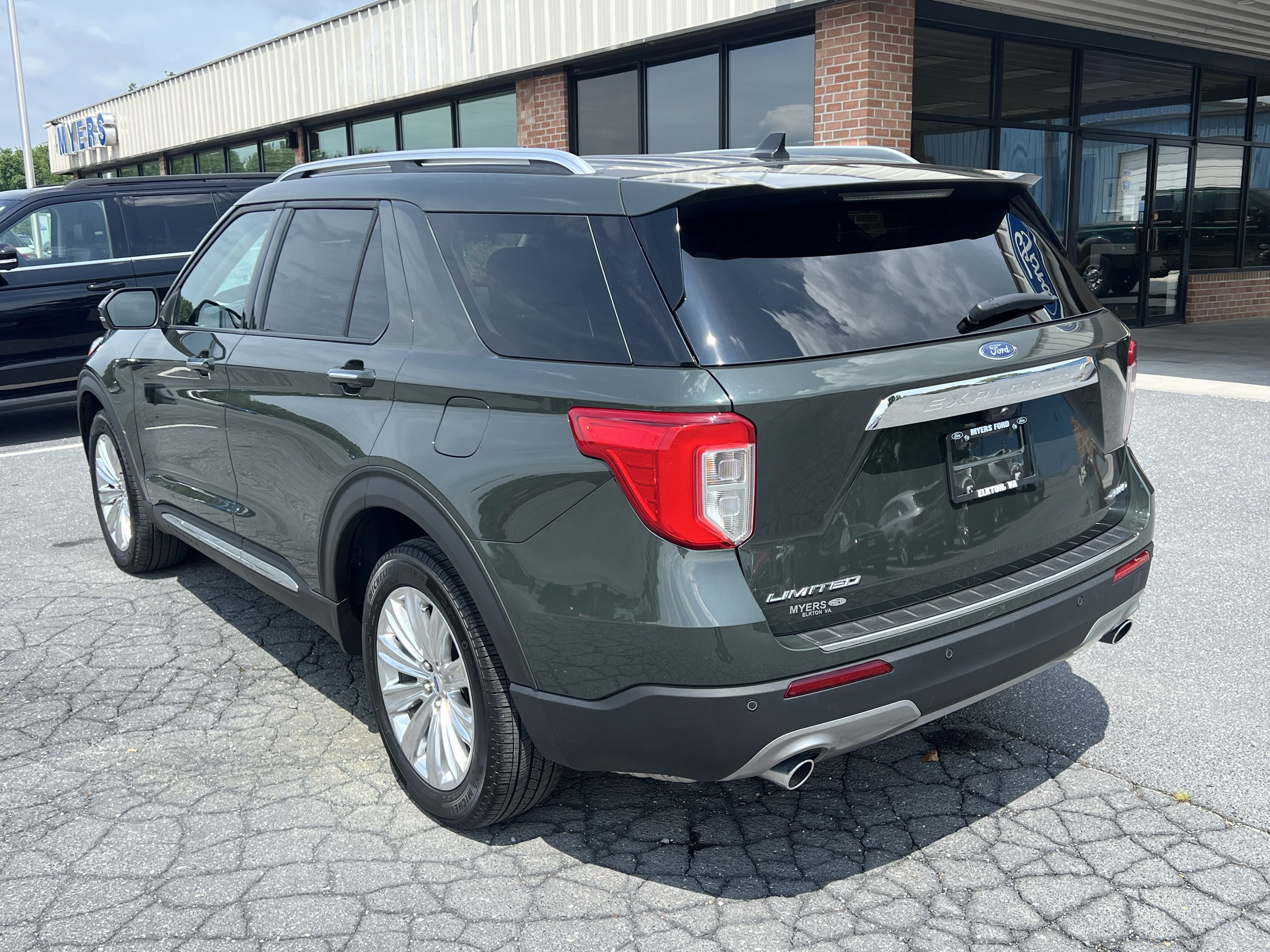 Used 2023 Ford Explorer Limited w/ Limited Technology Package AWD/4WD image 3
