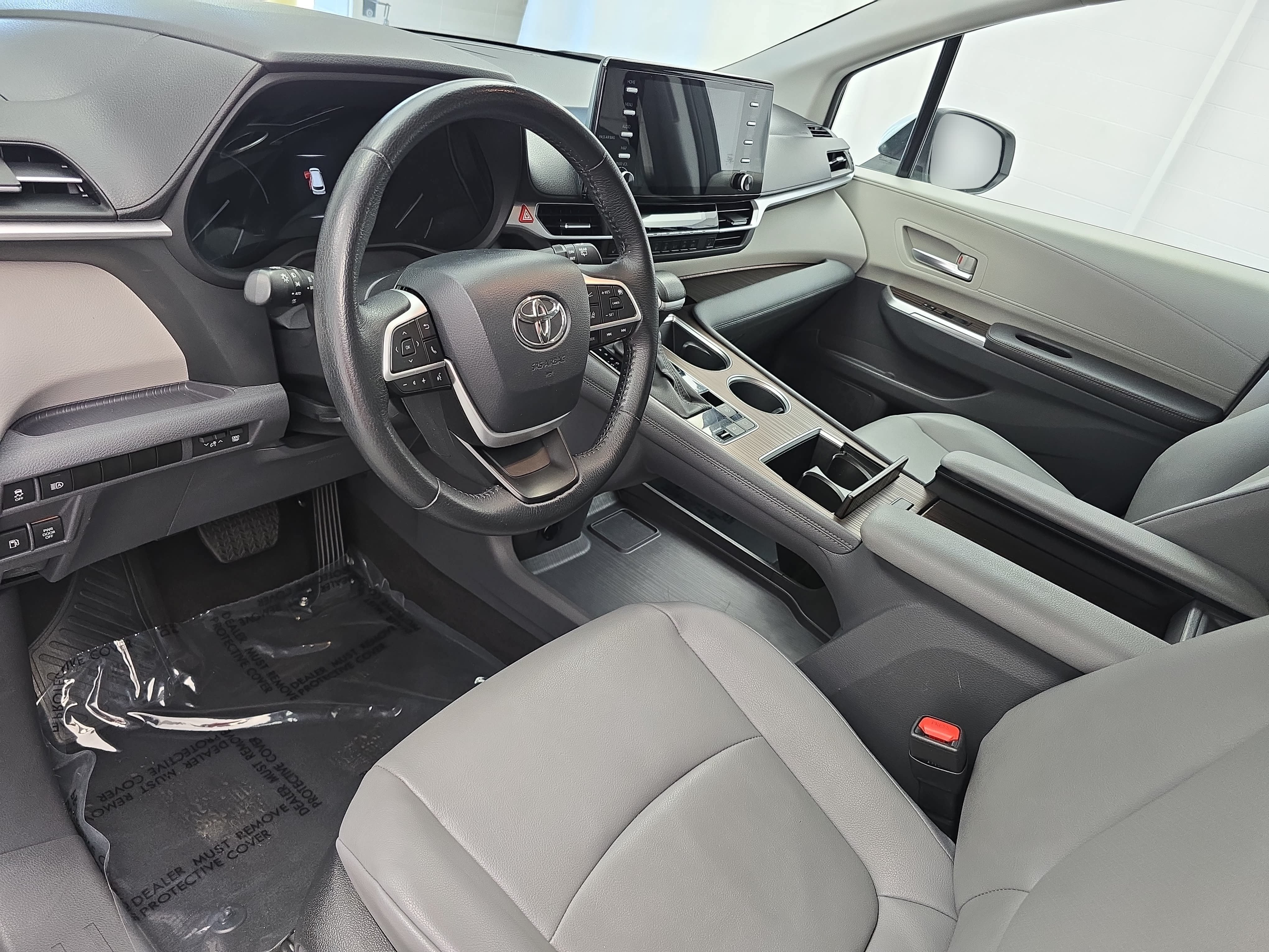 Used 2024 Toyota Sienna XLE FWD image 17