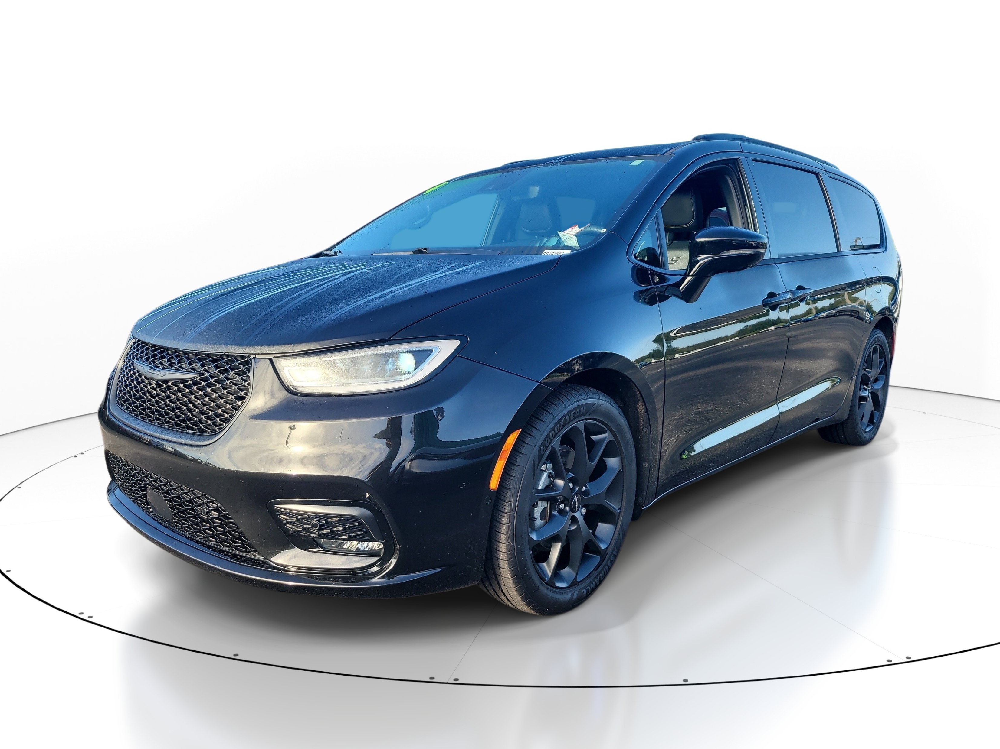 Used 2024 Chrysler Pacifica Limited w/ Uconnect Theater Family Group FWD image 3