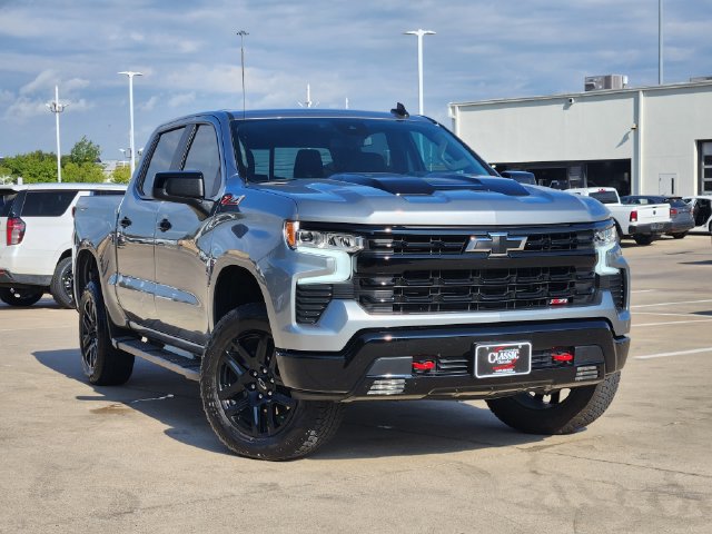 Used 2025 Chevrolet Silverado 1500 LT Trail Boss w/ Convenience Package II AWD/4WD image 2