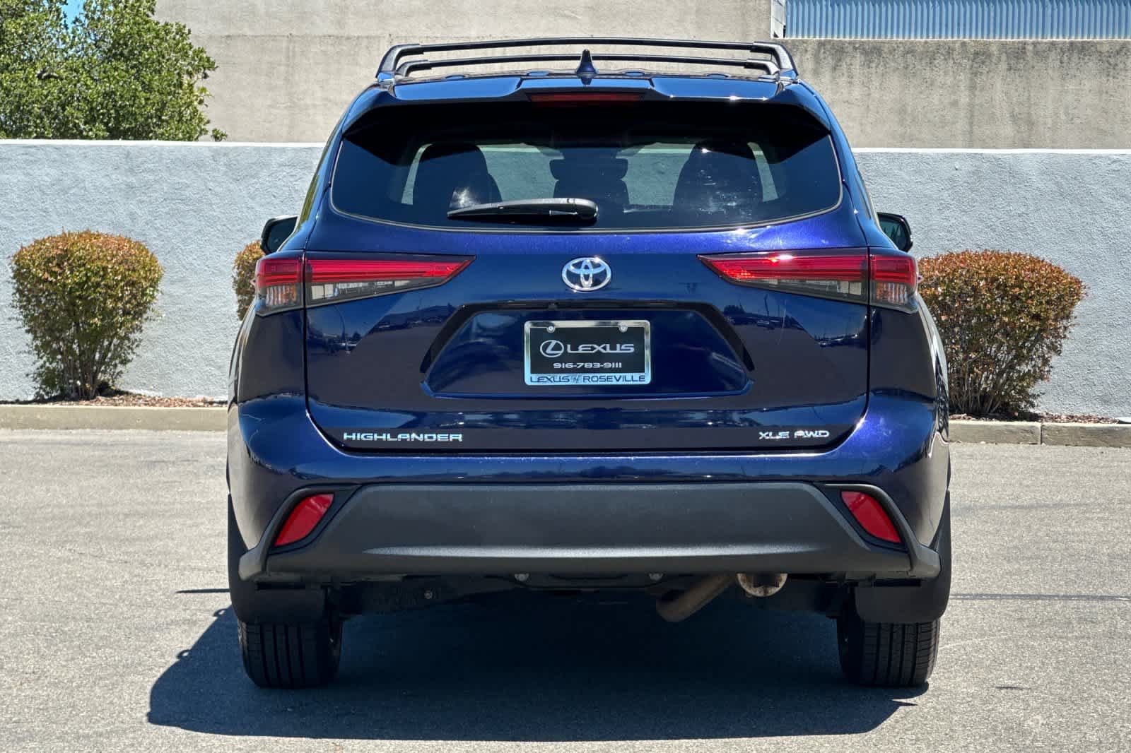 Used 2021 Toyota Highlander XLE AWD/4WD image 8