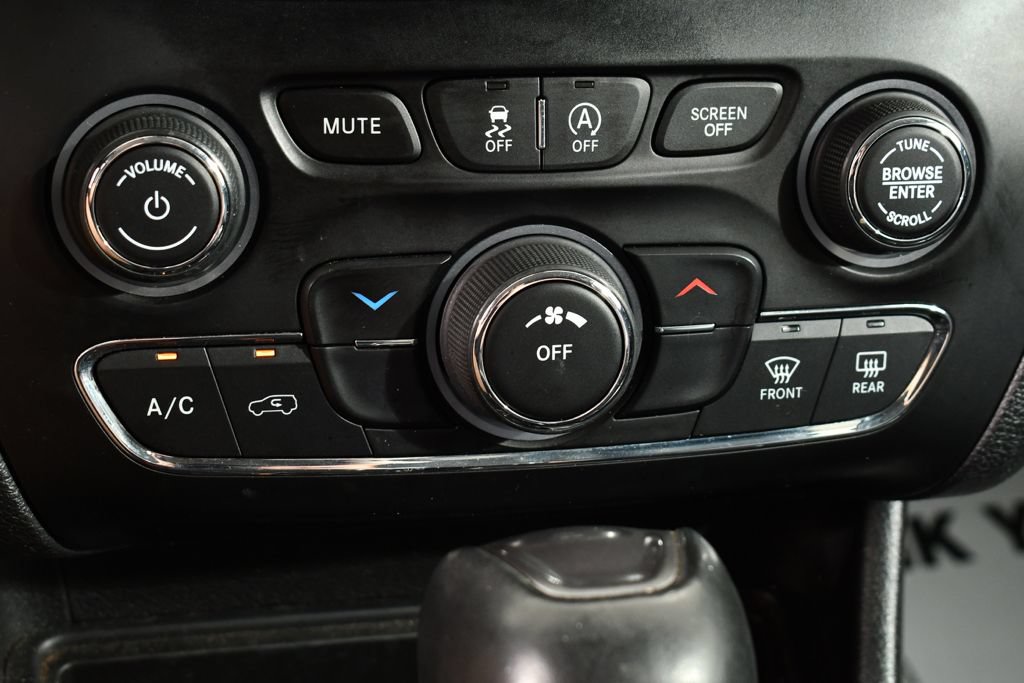 Used 2020 Jeep Cherokee Latitude Plus AWD/4WD image 30