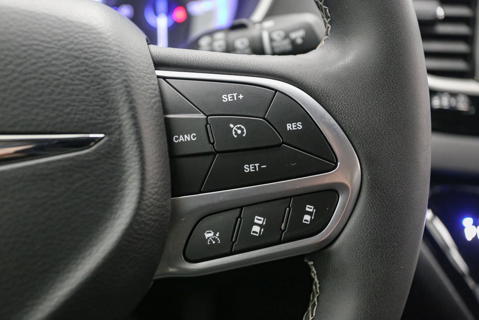 Used 2025 Chrysler Pacifica Select image 39