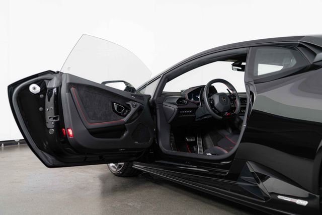 Used 2022 Lamborghini Huracan EVO image 14
