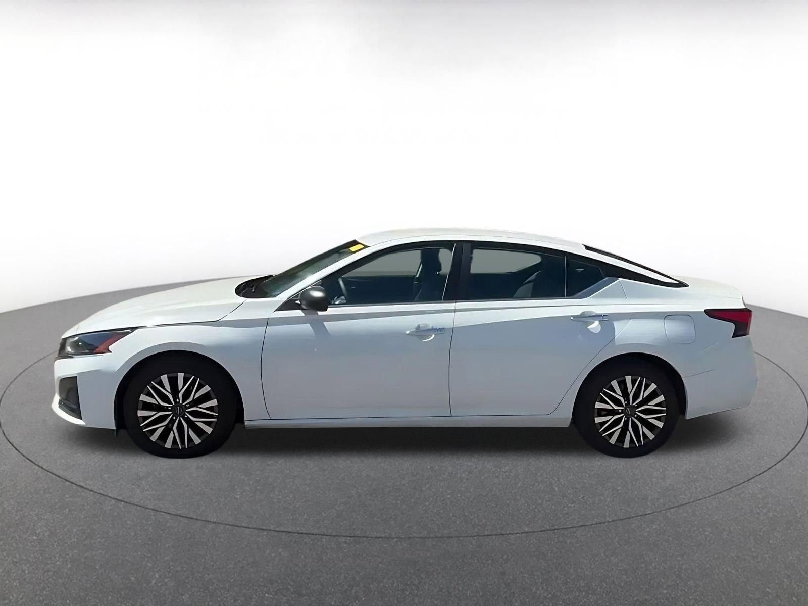 Used 2025 Nissan Altima 2.5 SV FWD image 9