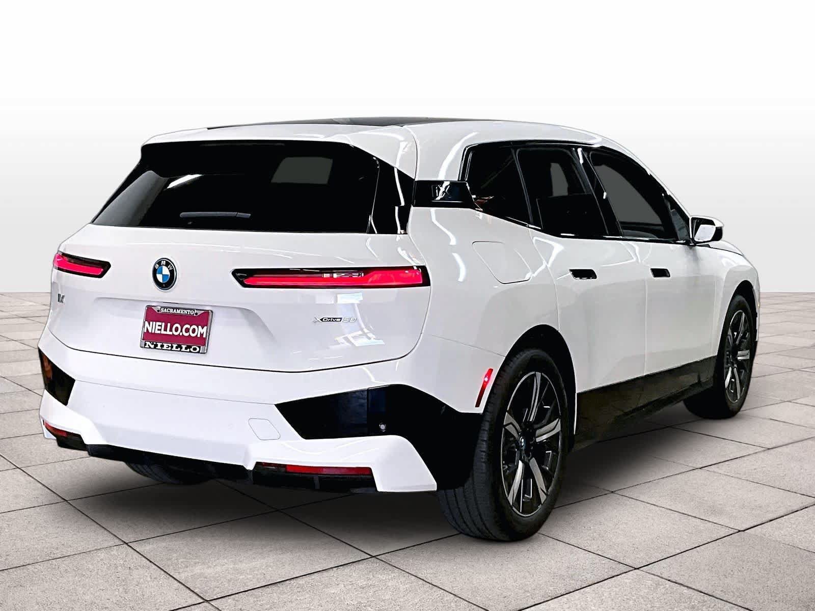 Used 2024 BMW iX xDrive50 w/ Sport Package AWD/4WD image 15
