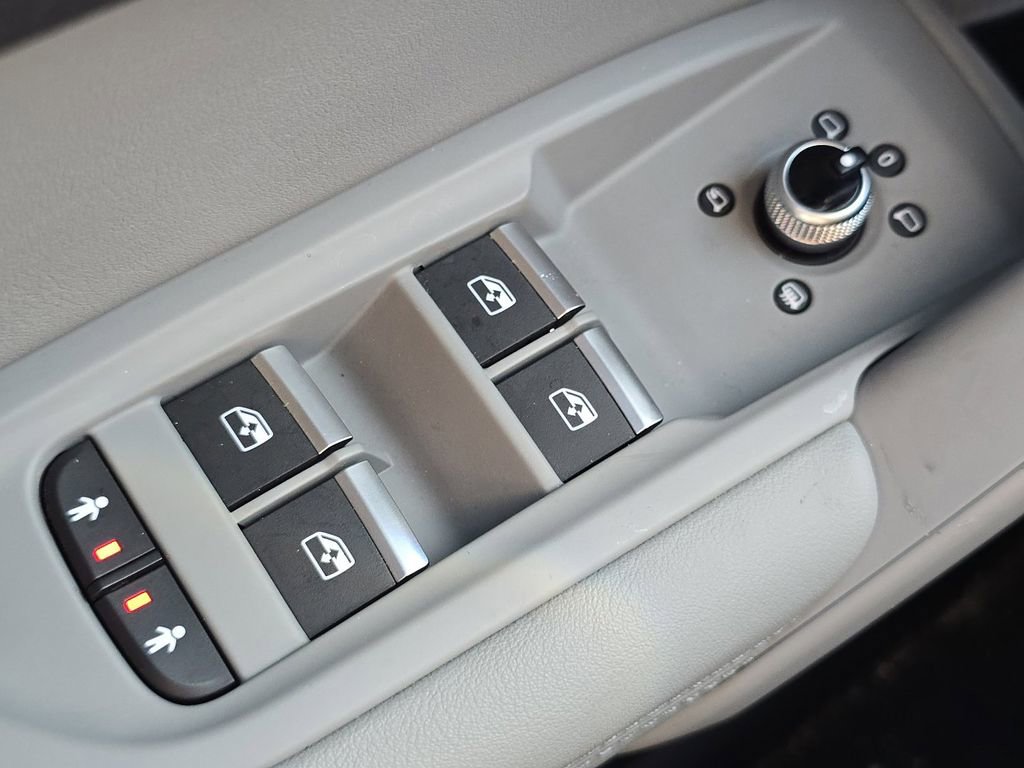 Used 2021 Audi Q5 e Prestige w/ Prestige Package image 29