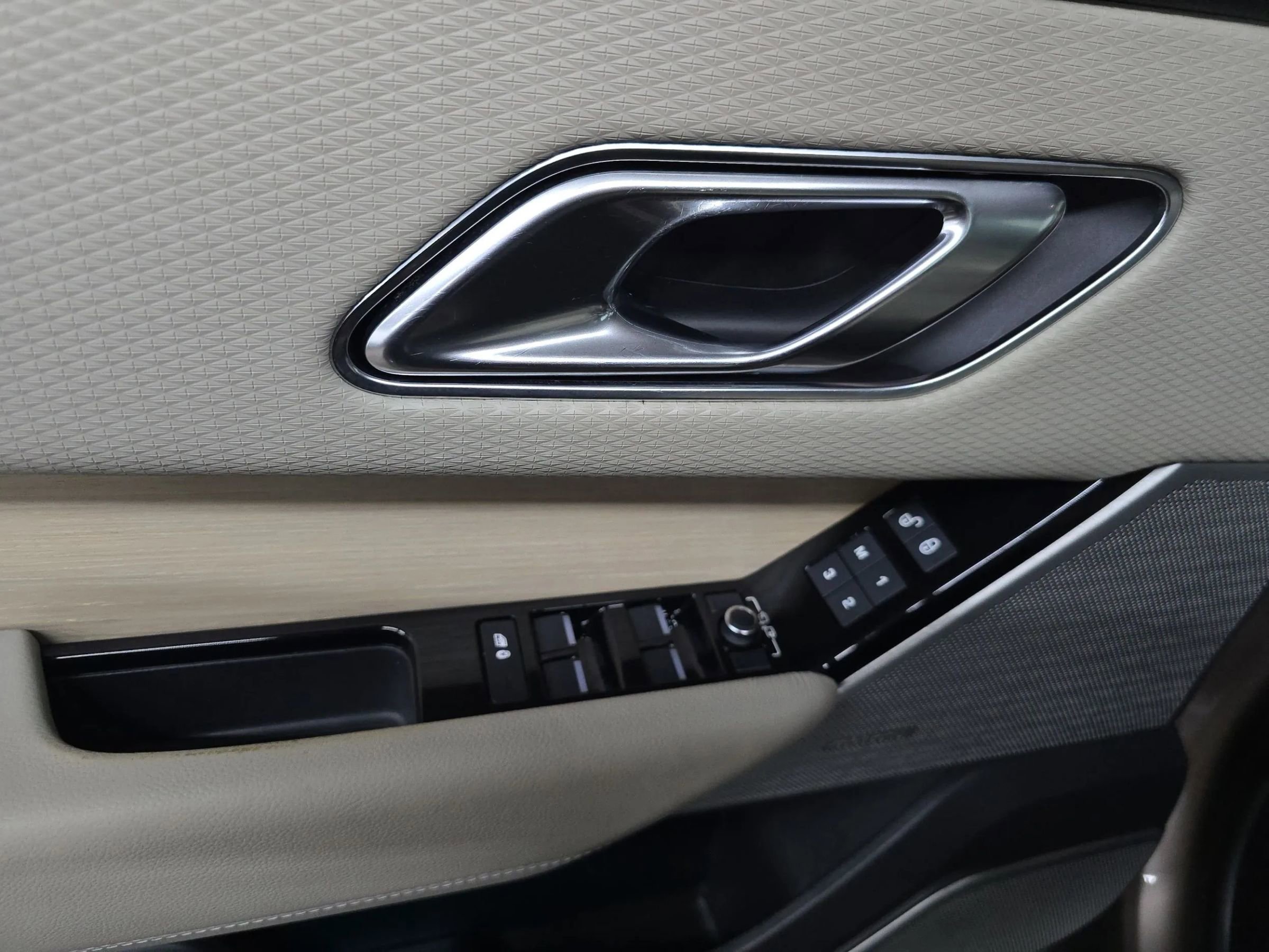 Used 2018 Land Rover Range Rover Velar R-Dynamic SE image 30