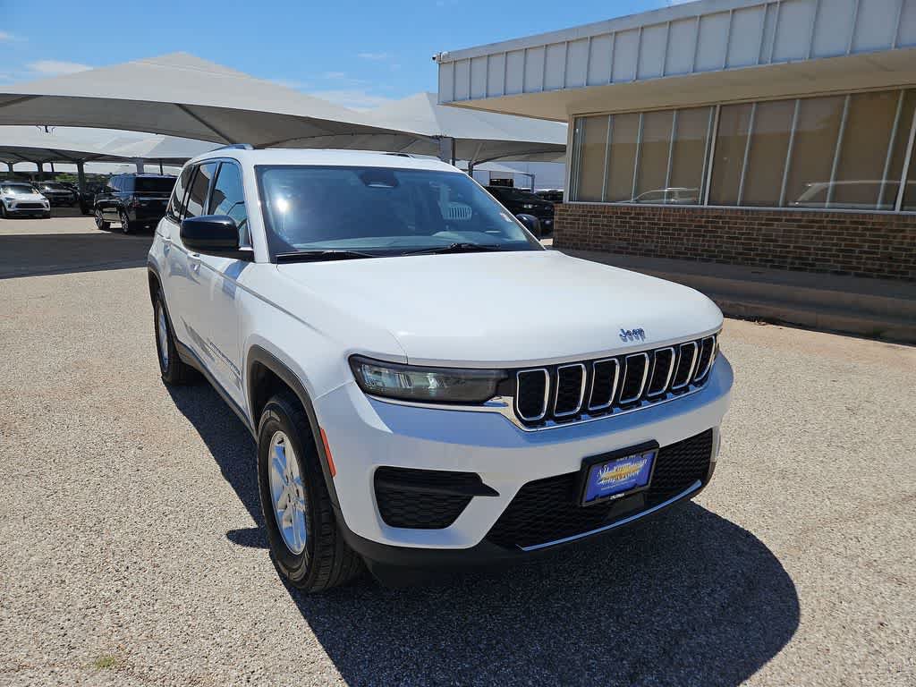 Used 2024 Jeep Grand Cherokee Laredo AWD/4WD image 2