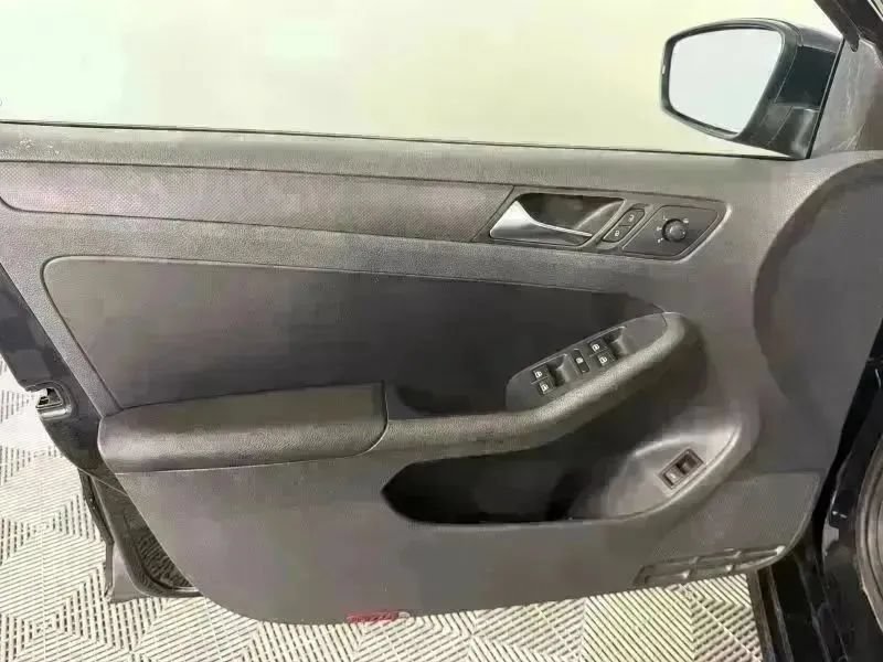 Used 2012 Volkswagen Jetta SE FWD image 17
