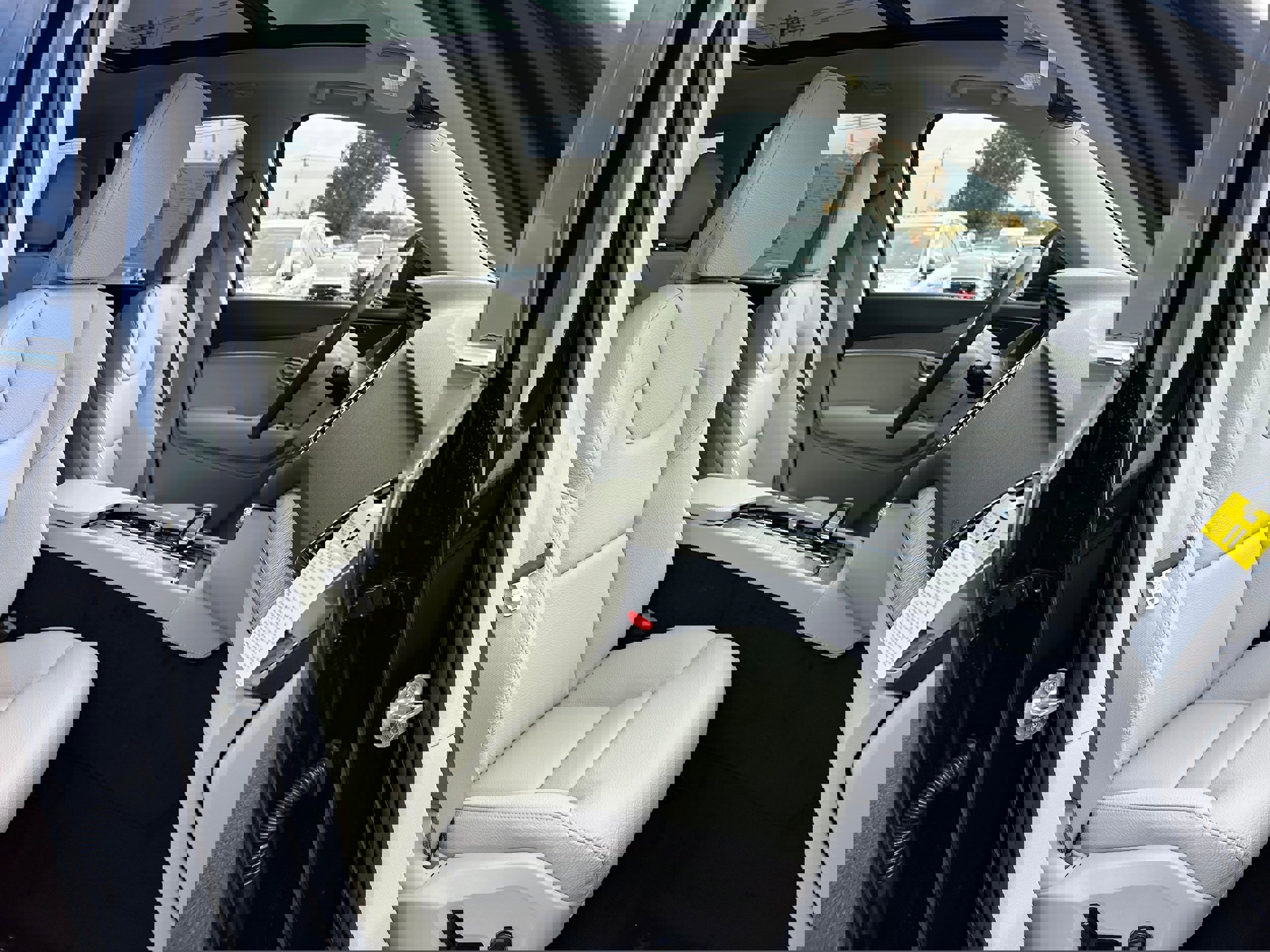 New 2025 Volvo XC90 T8 Plus w/ Protection Package Premier image 8