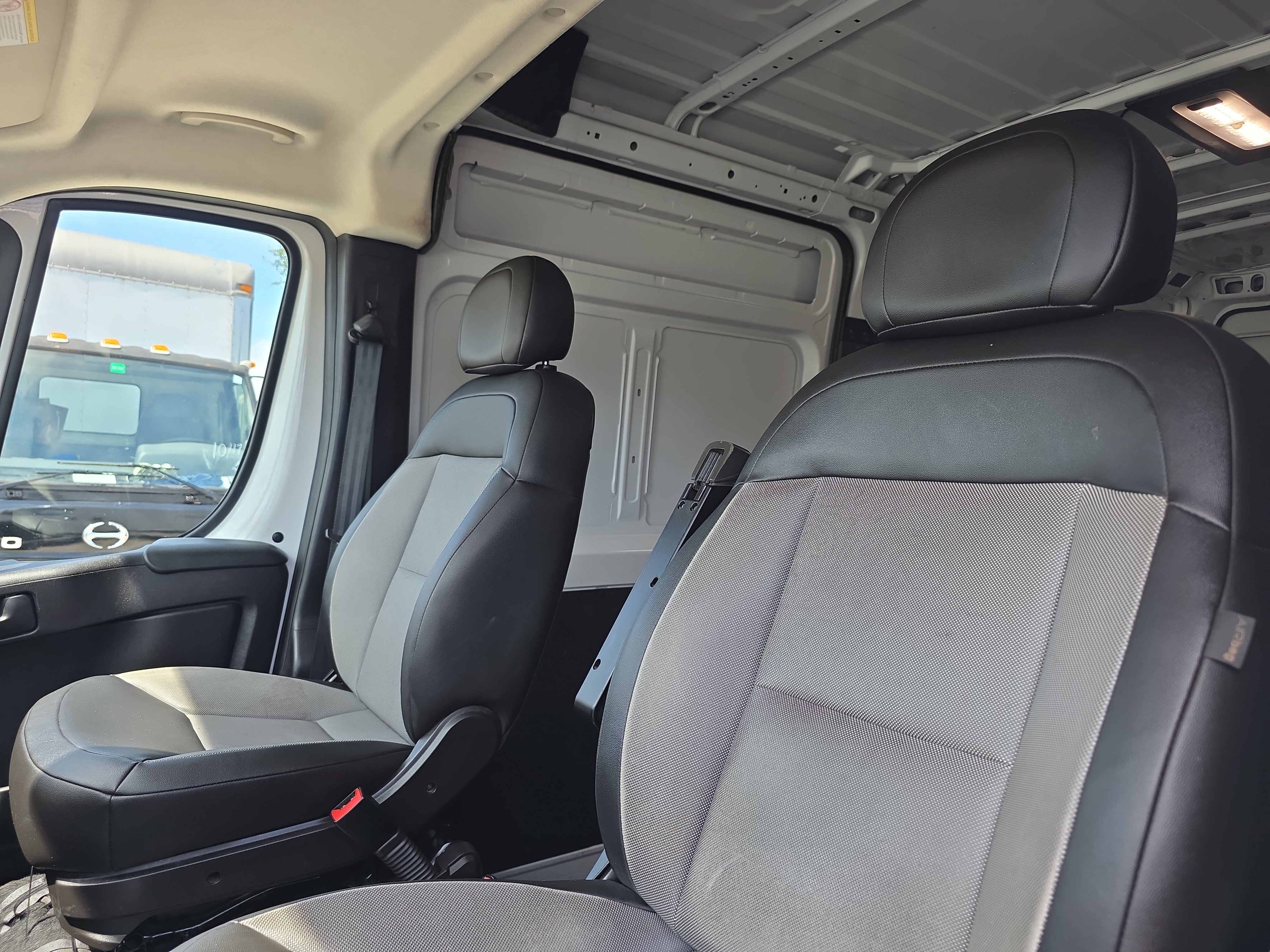 Used 2025 RAM ProMaster 2500 w/ Convenience Group FWD image 26