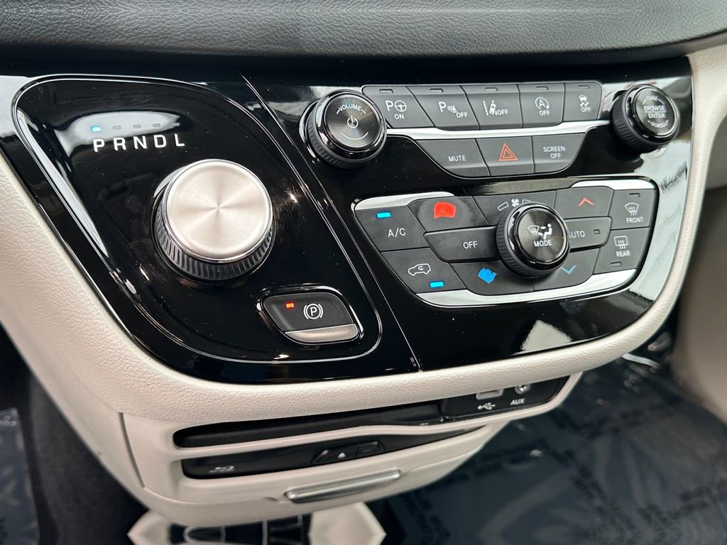 Used 2018 Chrysler Pacifica Touring-L Plus w/ Advanced Safetytec Group FWD image 33
