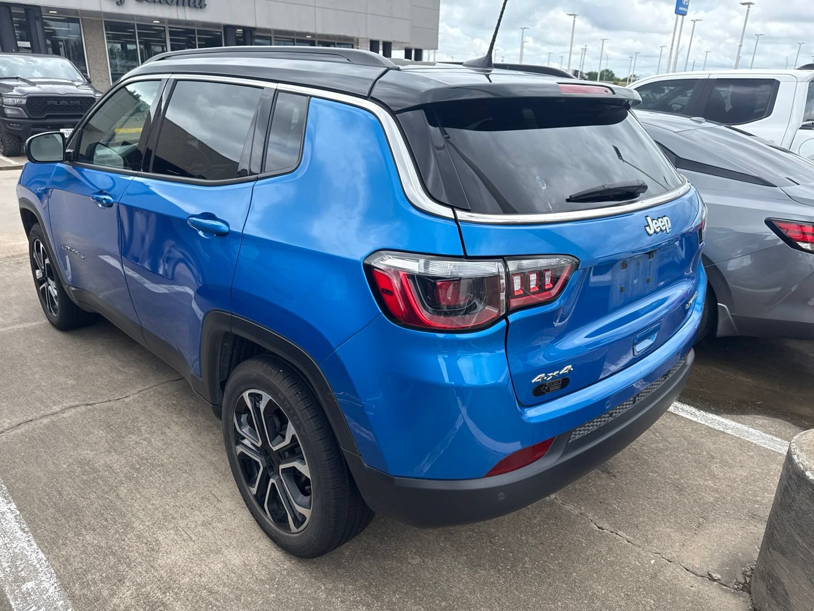 Used 2023 Jeep Compass Limited AWD/4WD image 2