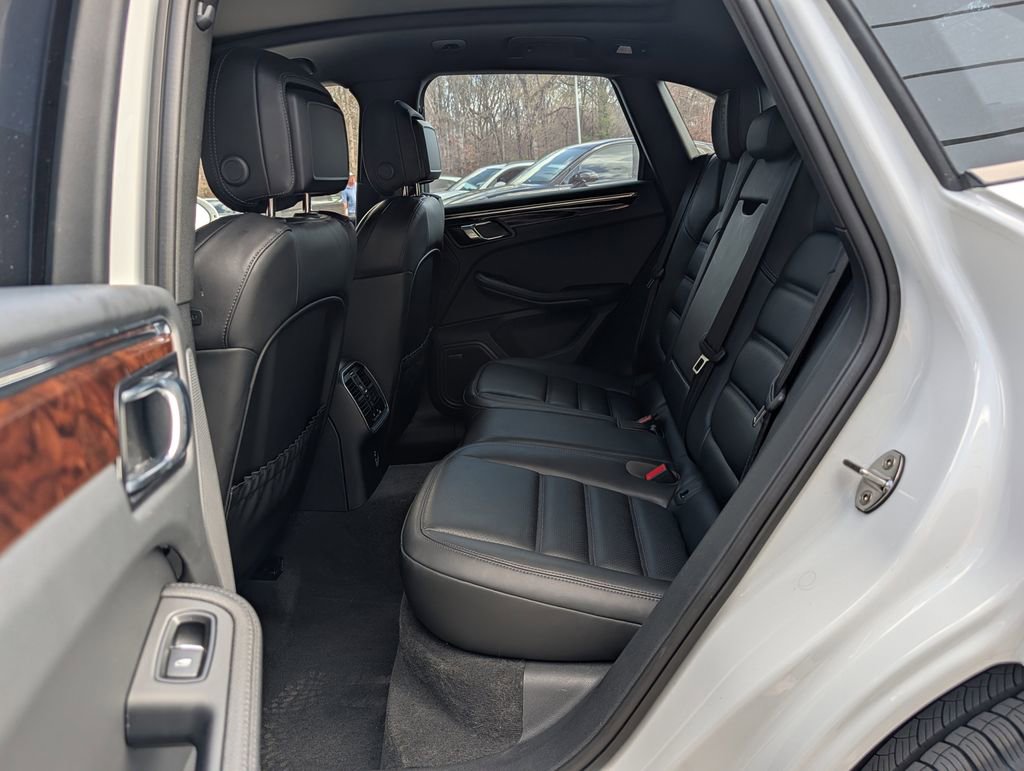 Used 2025 Porsche Macan T image 31