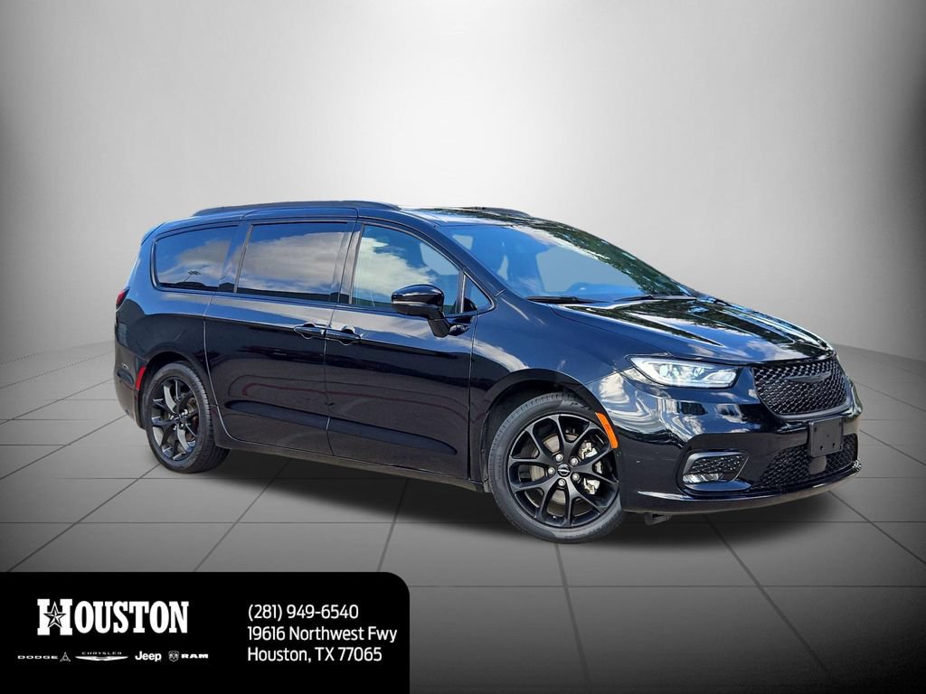 Used 2024 Chrysler Pacifica Limited w/ Uconnect Theater Family Group FWD image 3