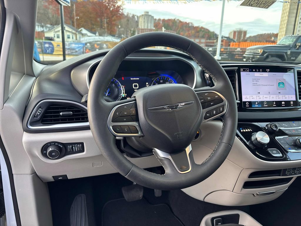 Used 2024 Chrysler Pacifica Touring-L image 19