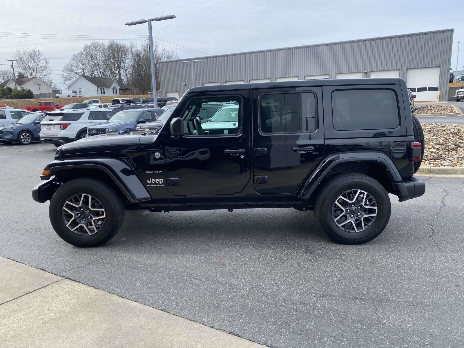 Used 2024 Jeep Wrangler Unlimited Sahara w/ Technology Group image 4