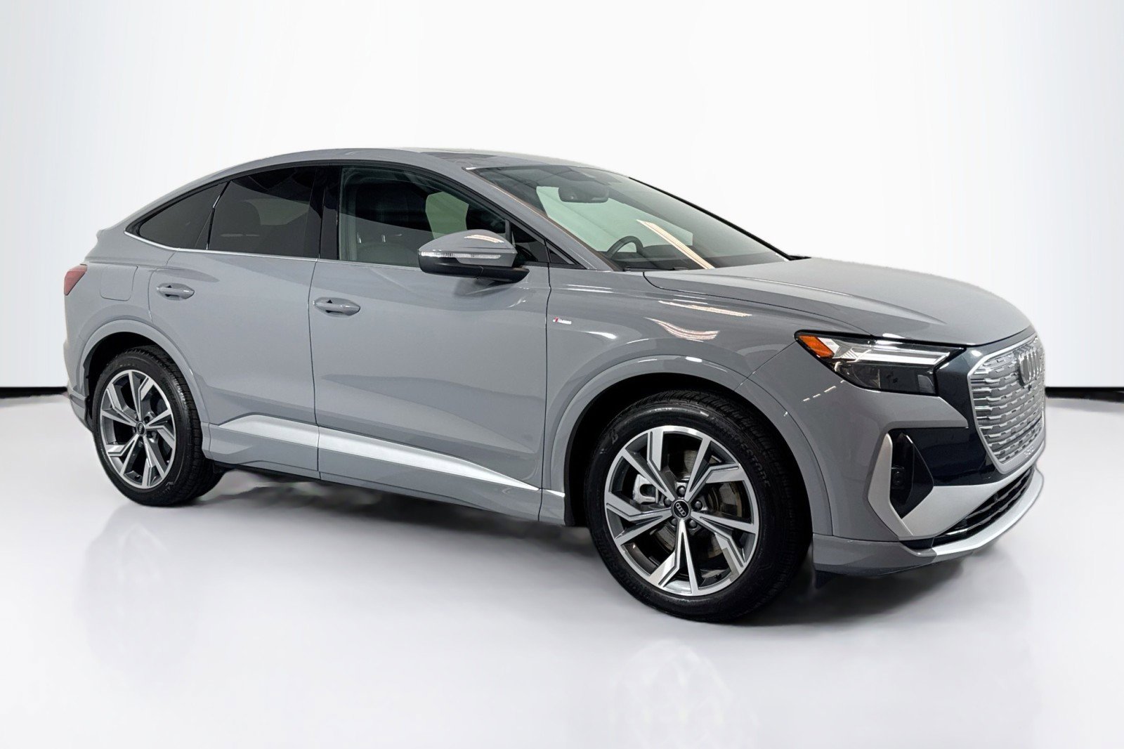 Used 2025 Audi Q4 e-tron Premium w/ Convenience Package image 3