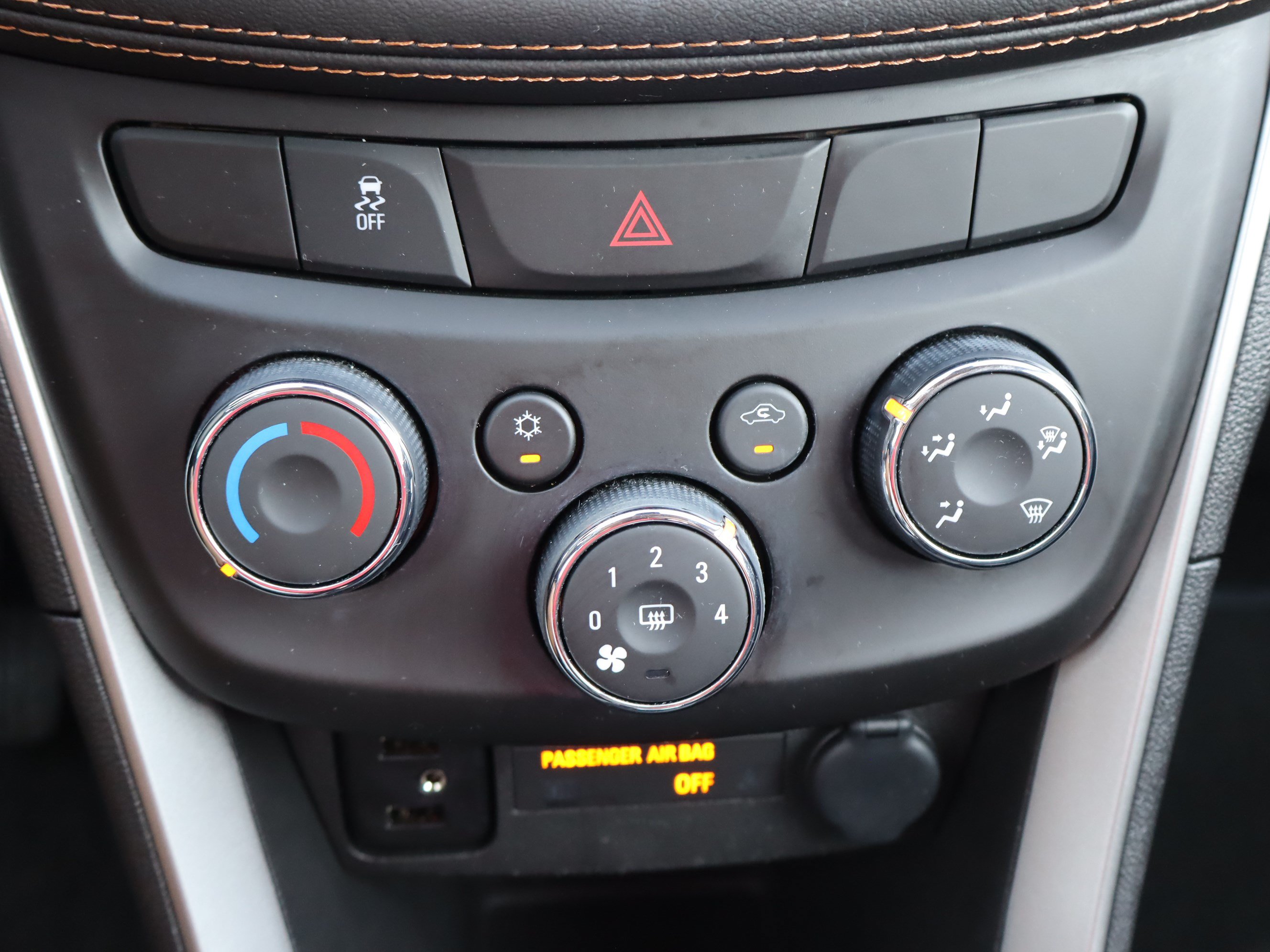 Used 2022 Chevrolet Trax LT w/ LT Convenience Package AWD/4WD image 26