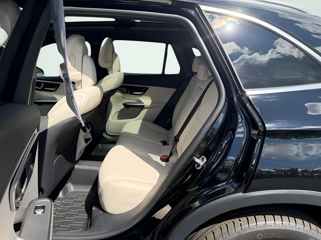 Used 2024 Mercedes-Benz GLC 300 4MATIC image 25