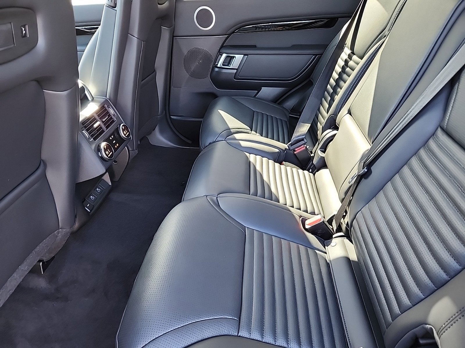 Certified 2025 Land Rover Discovery S image 5