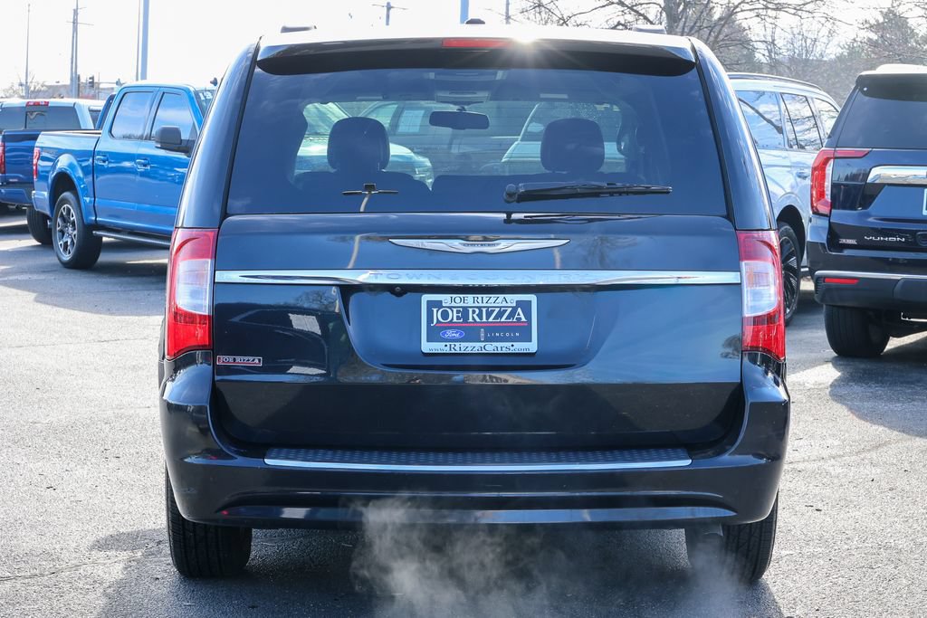 Used 2014 Chrysler Town & Country Touring FWD image 16