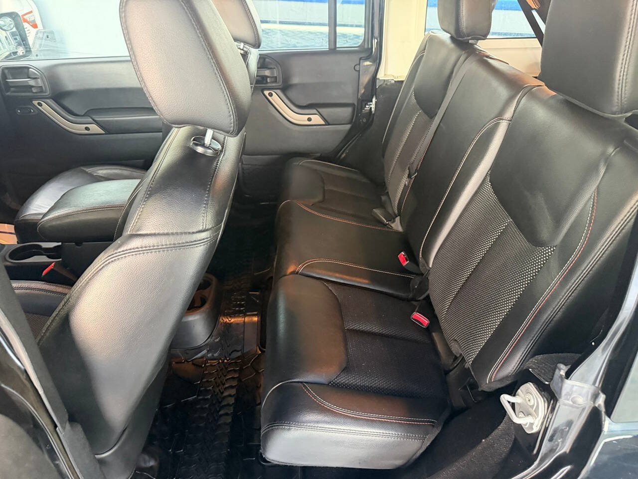 Used 2017 Jeep Wrangler Unlimited Sahara AWD/4WD image 9