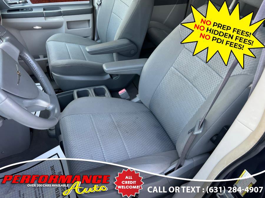 Used 2009 Chrysler Town & Country Touring image 18