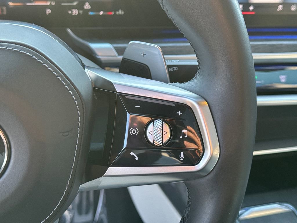 Used 2023 BMW 760i xDrive image 25