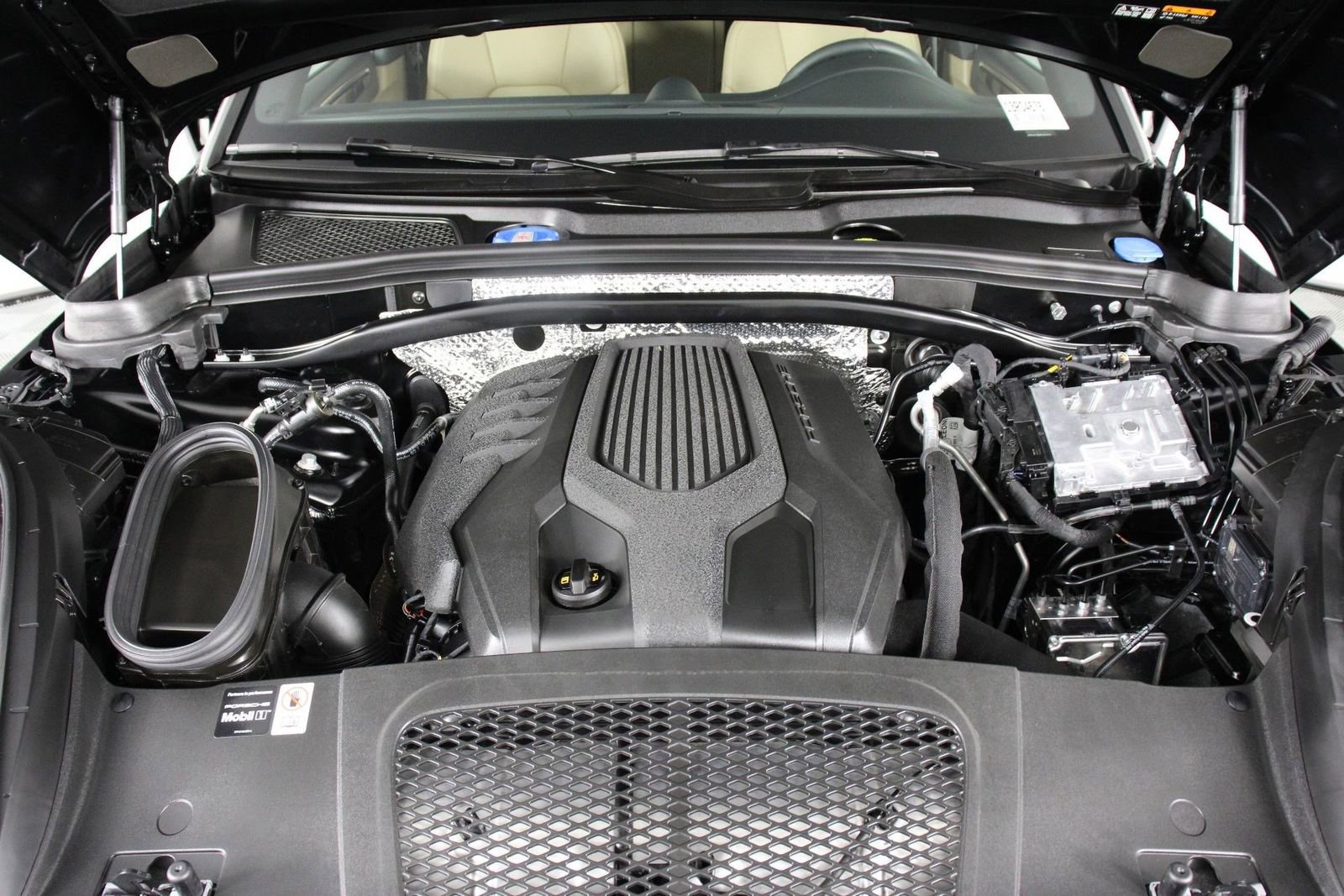 Certified 2025 Porsche Macan image 26