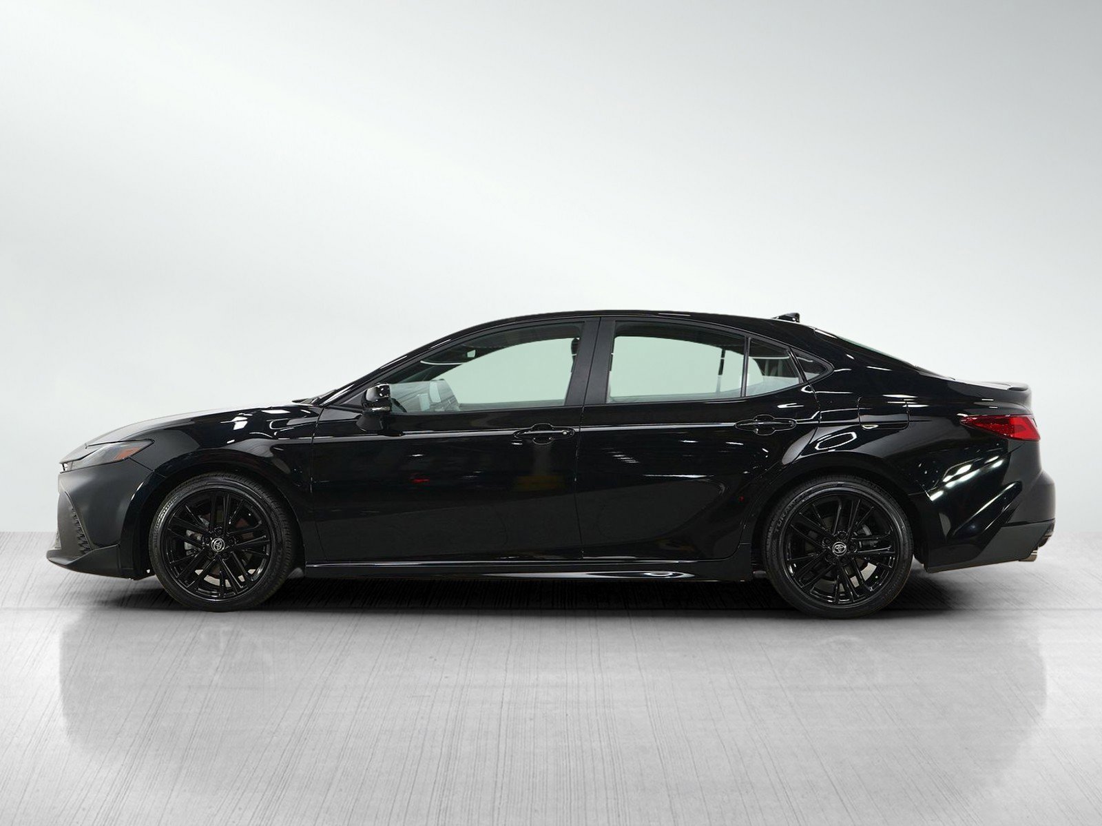 Used 2025 Toyota Camry SE FWD image 2