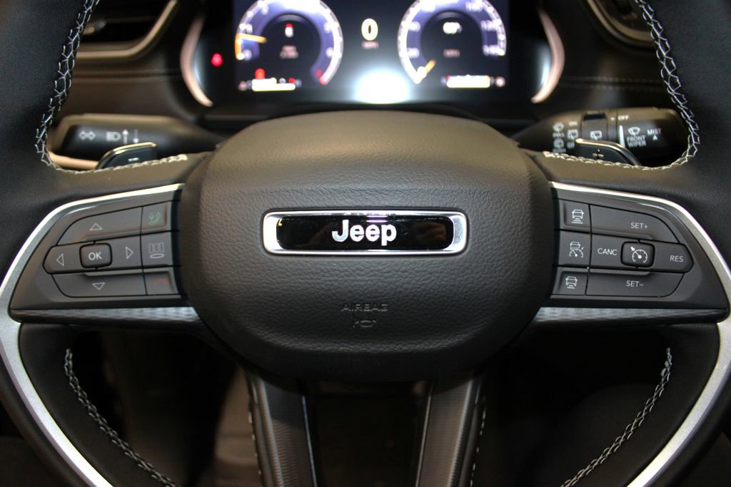 New 2025 Jeep Grand Cherokee Altitude image 11