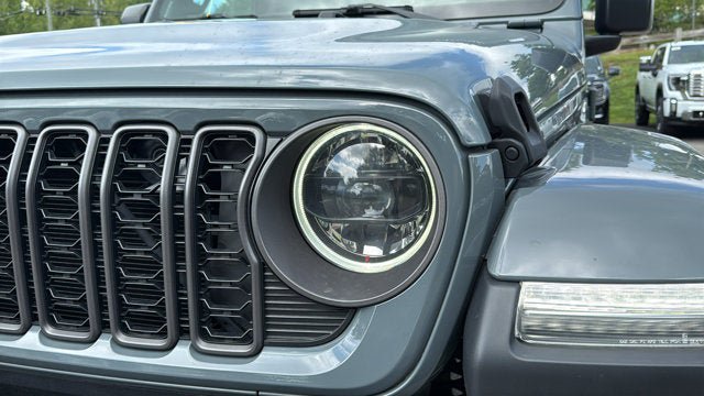 Certified 2025 Jeep Gladiator Sport AWD/4WD image 9