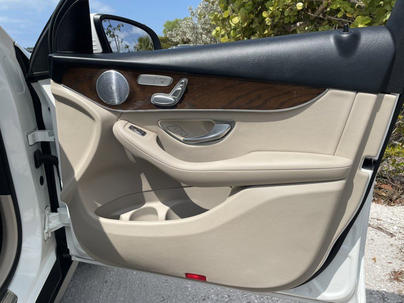 Used 2019 Mercedes-Benz GLC 350e 4MATIC w/ Premium Package image 31