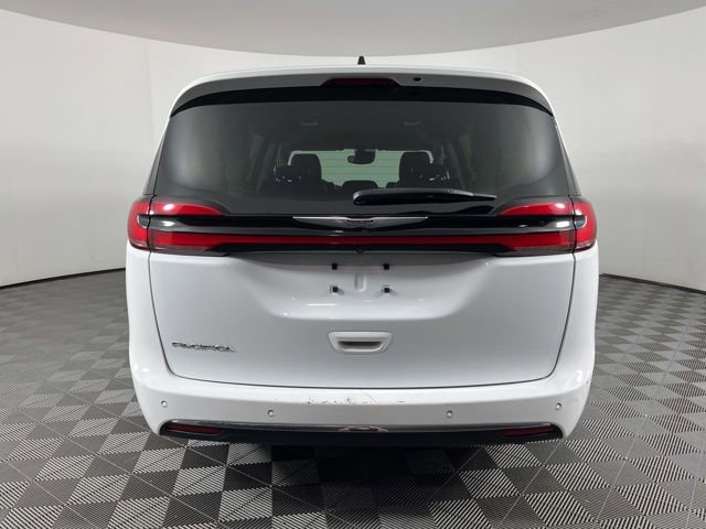 Used 2024 Chrysler Pacifica Touring-L FWD image 9