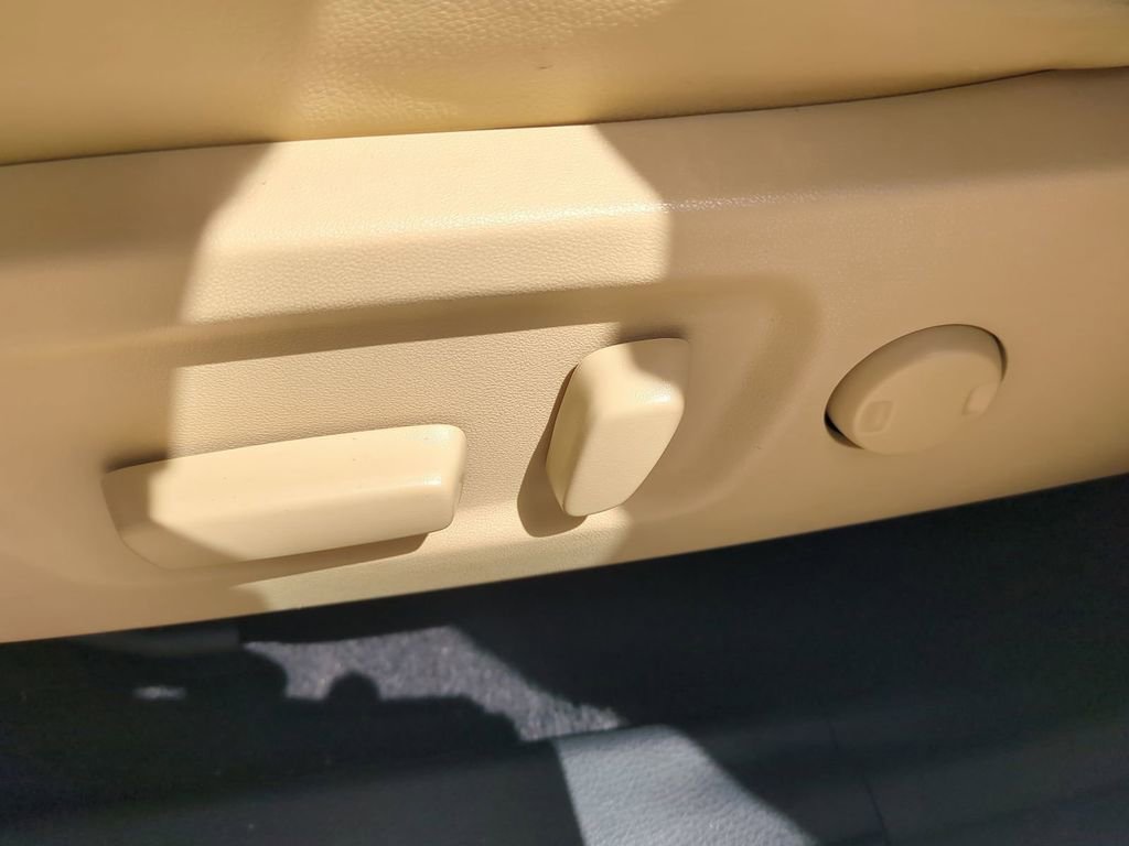 Used 2015 Toyota Highlander Limited w/ Driver Technology Package image 23