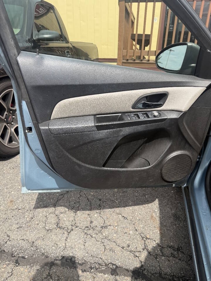 Used 2012 Chevrolet Cruze LS FWD image 2