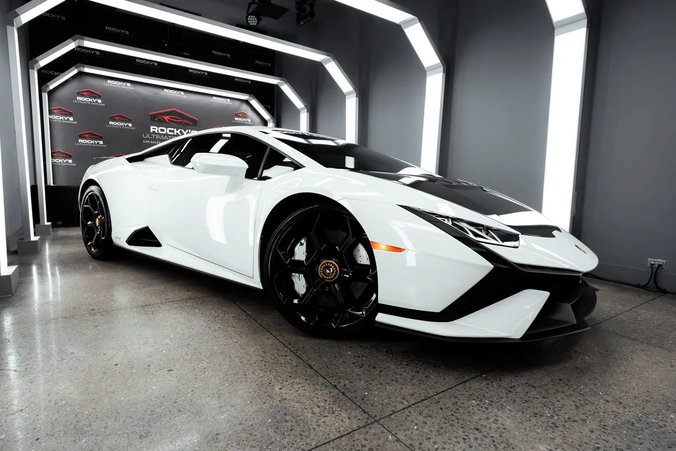 Used 2023 Lamborghini Huracan Tecnica RWD image 3
