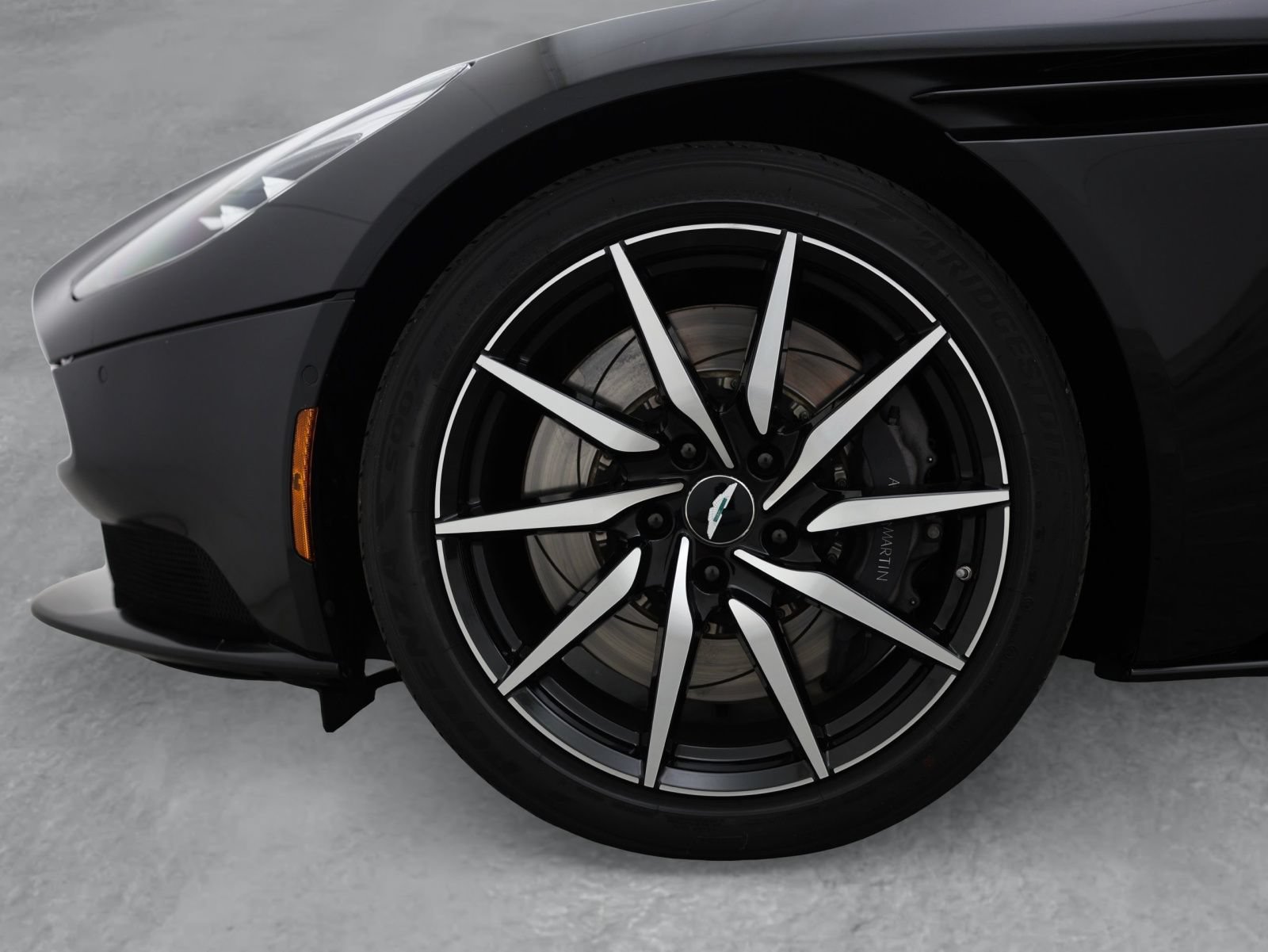 Used 2018 Aston Martin DB11 V12 RWD image 18