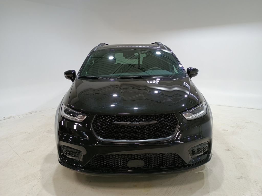 Used 2023 Chrysler Pacifica Limited w/ Uconnect Theater Family Group image 2