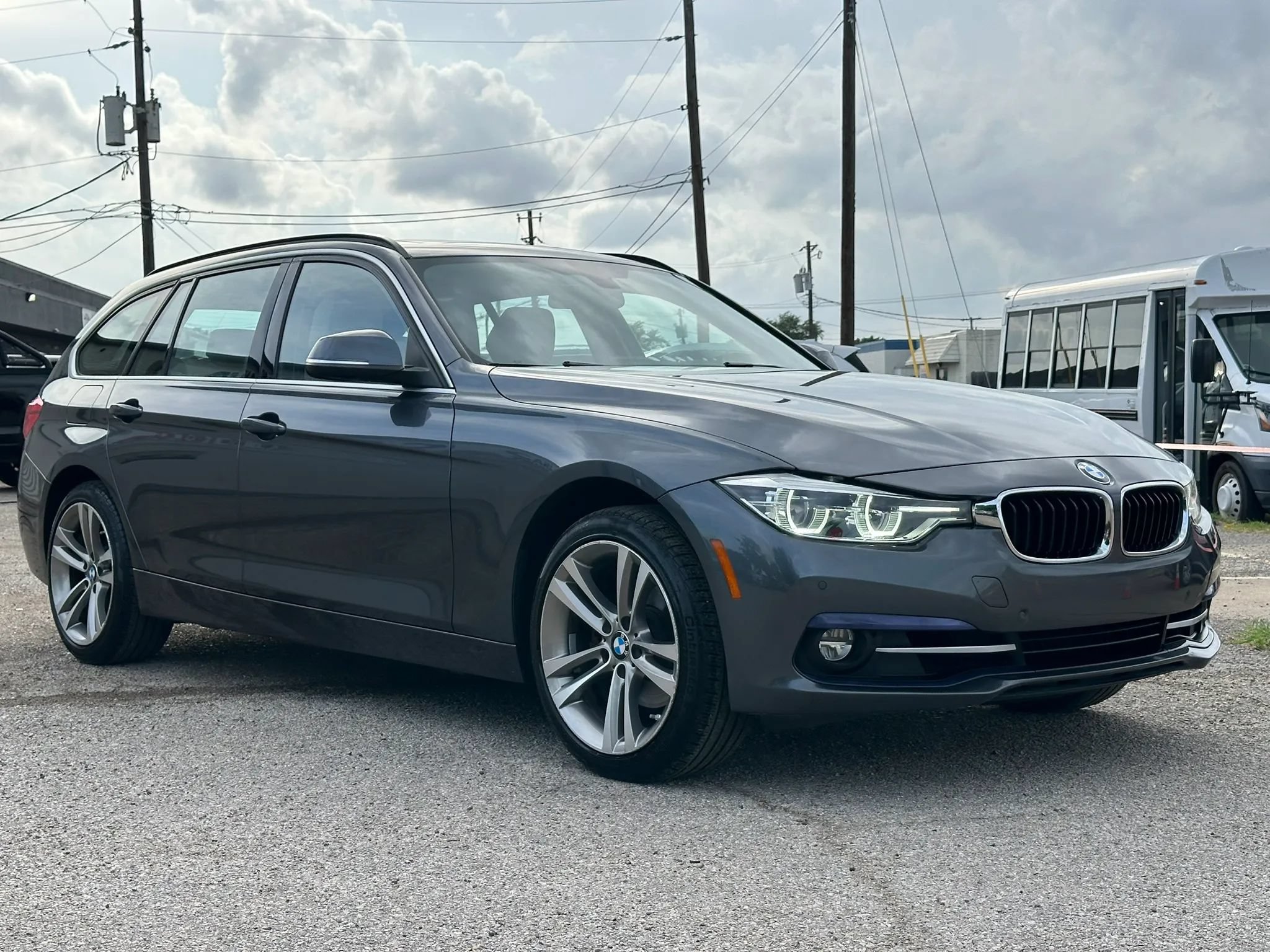 Used 2017 BMW 330i xDrive Wagon AWD/4WD image 9