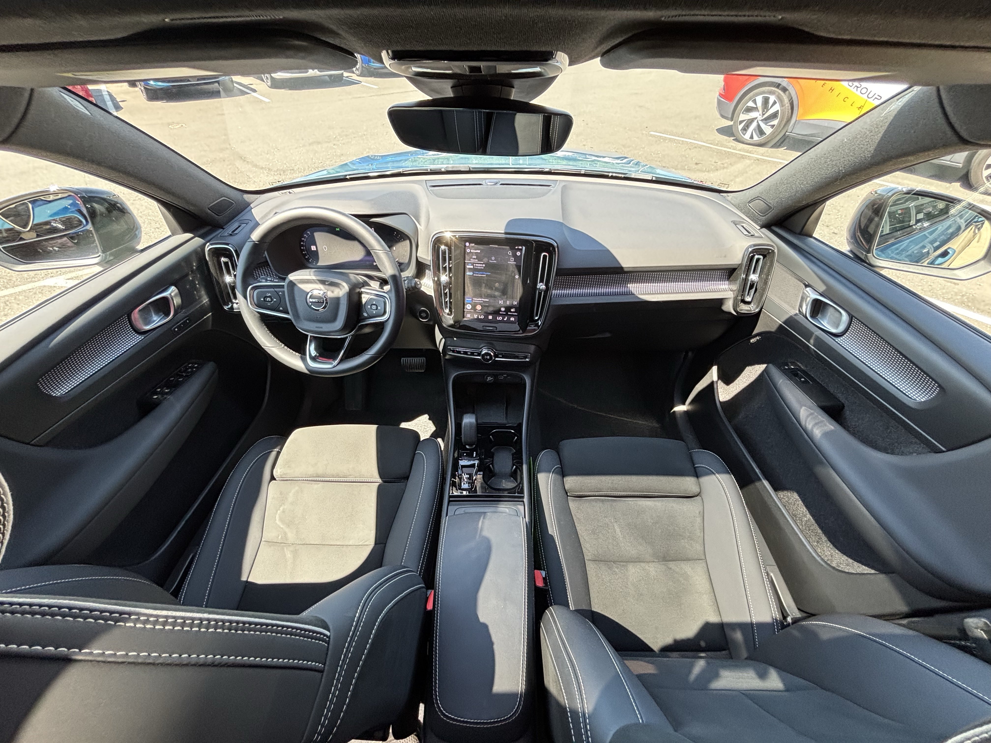 Used 2025 Volvo XC40 B5 Plus AWD/4WD image 2