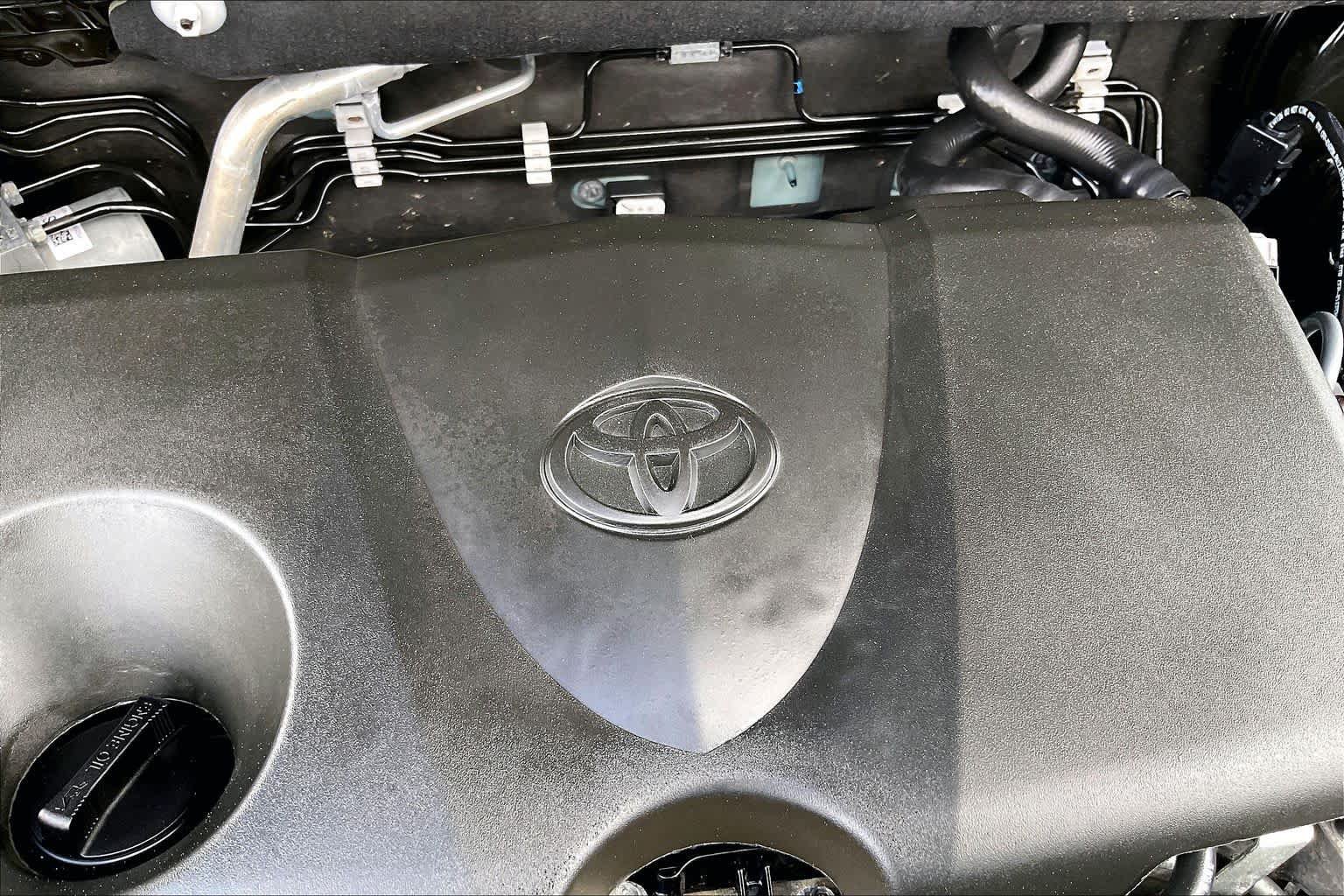Used 2025 Toyota RAV4 XLE FWD image 28