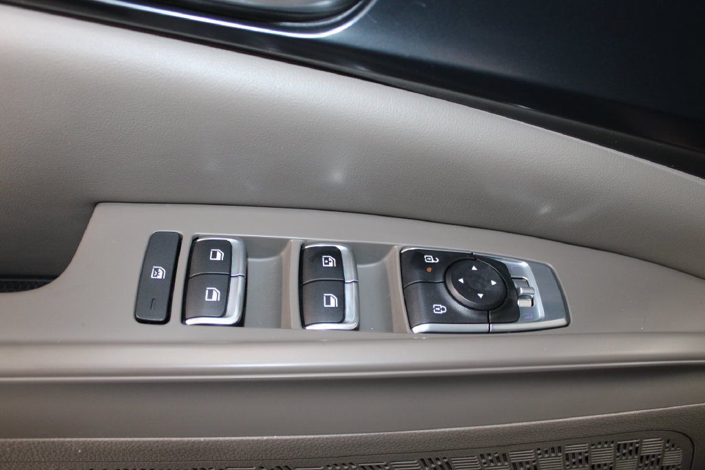 Used 2025 Kia Carnival FWD image 40